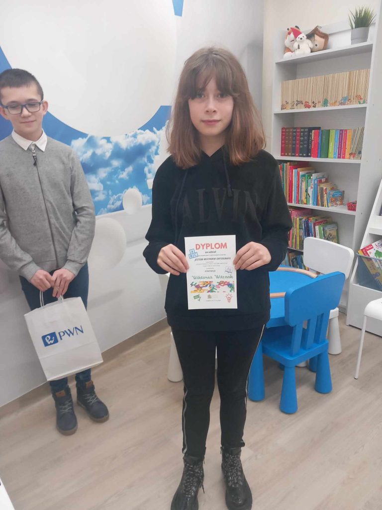na zdjęciu dwoje uczestników konkursu ortograficznego